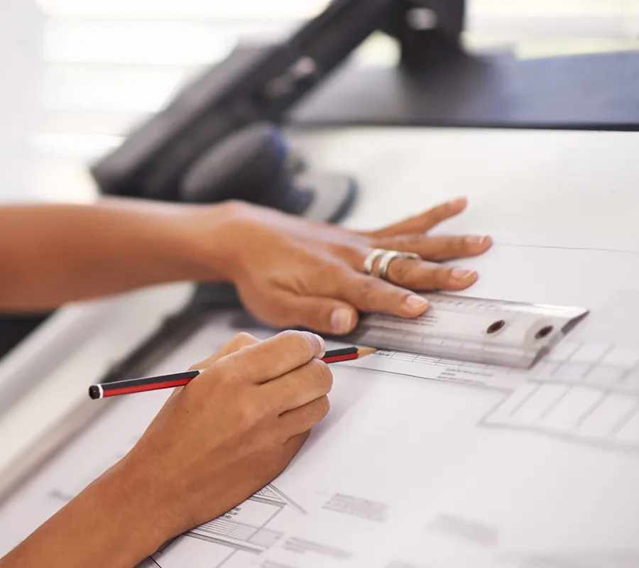 Img Arquitecta tecnica en oficina revisando documentacion de obra